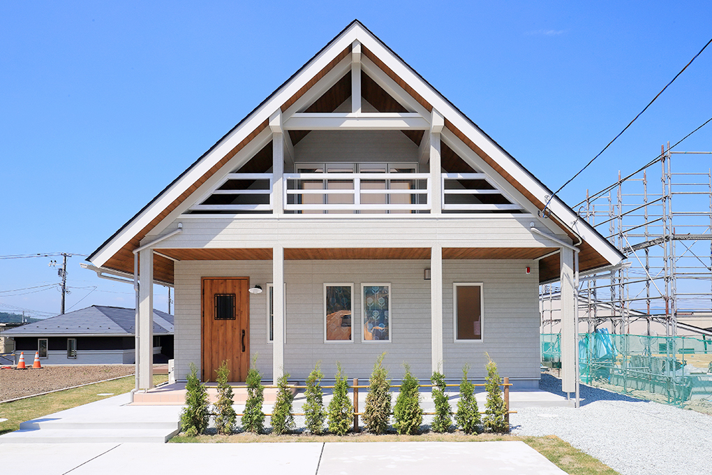 山小屋風の大屋根の家